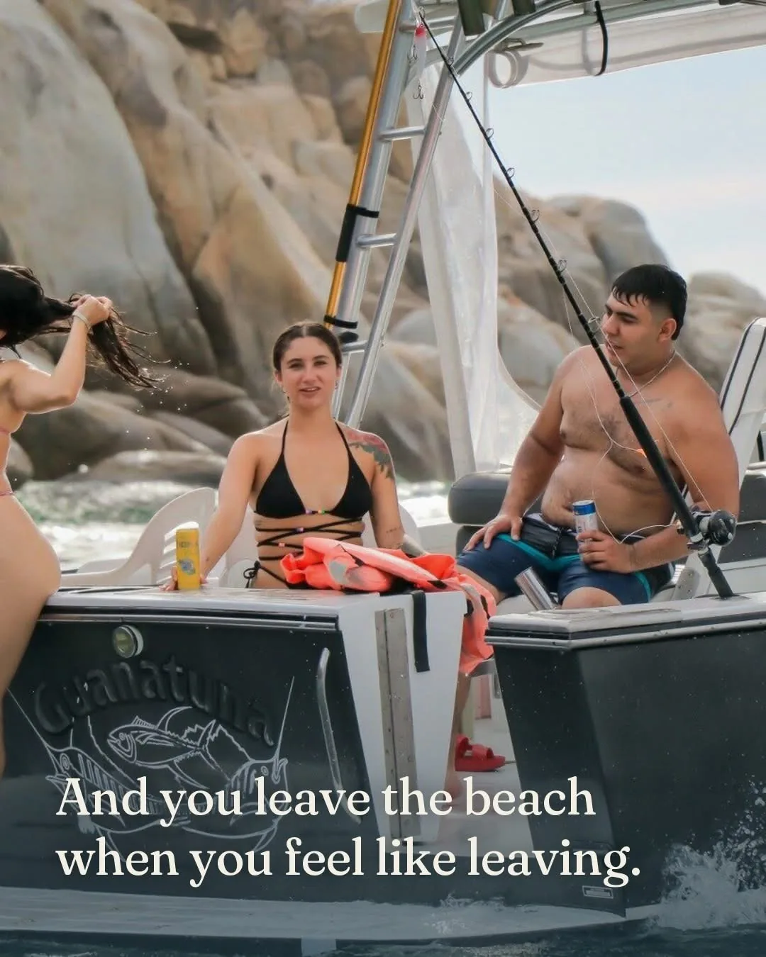 Personas disfrutando un paseo privado en barco
